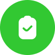 Ein weißes Klemmbrett-Symbol mit einem grünen Häkchen in der Mitte, das auf einem hellgrünen, kreisförmigen Hintergrund angezeigt wird.