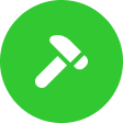 Ein einfaches weißes Hammersymbol, das auf einem hellgrünen, kreisförmigen Hintergrund zentriert ist.