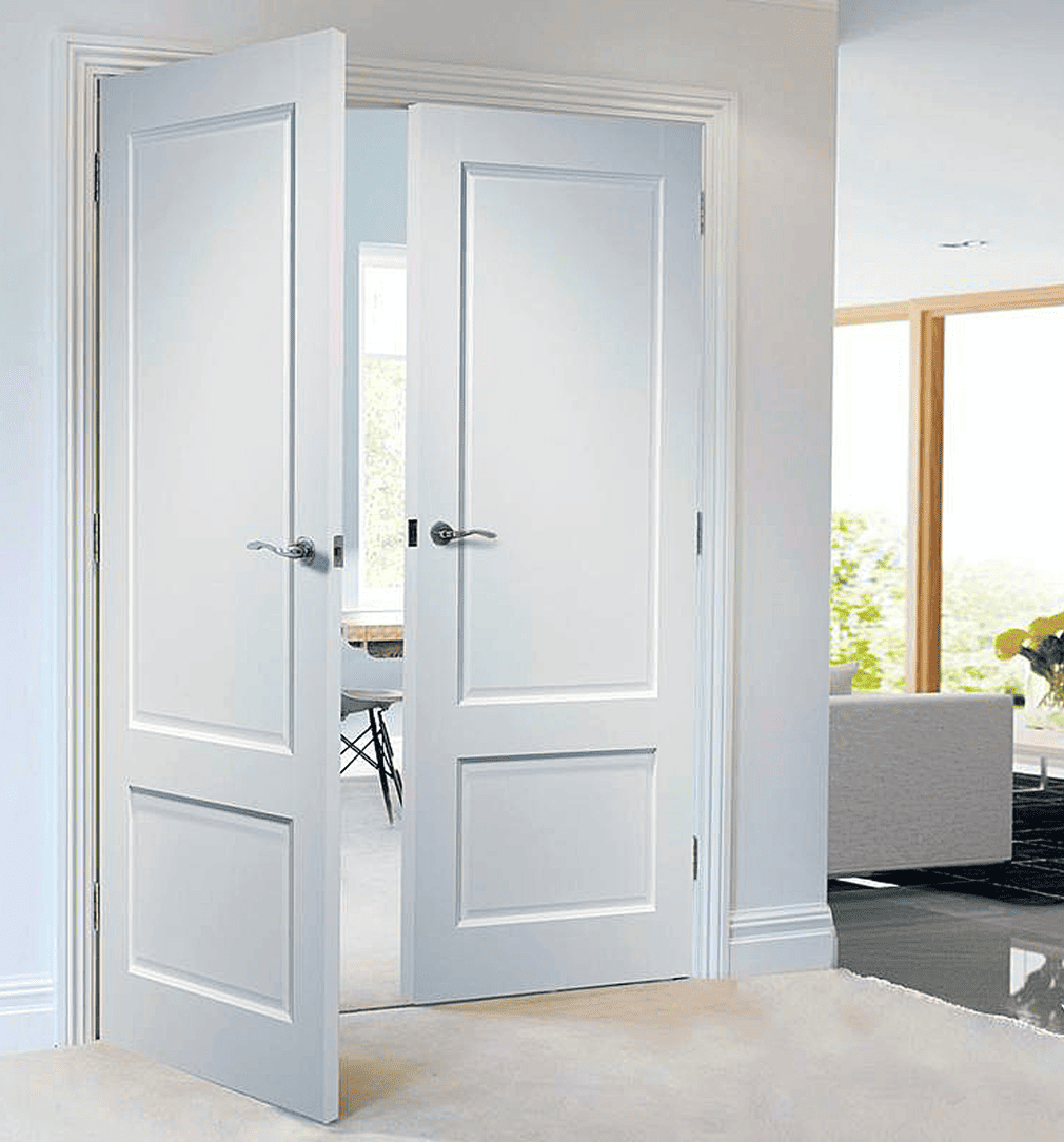 Weiße Flügeltüren, die teilweise geöffnet sind, geben den Blick frei auf einen modernen, hellen Wohnraum mit einem Sofa, einem Teppich und großen Fenstern im Hintergrund, die natürliches Licht hereinlassen.