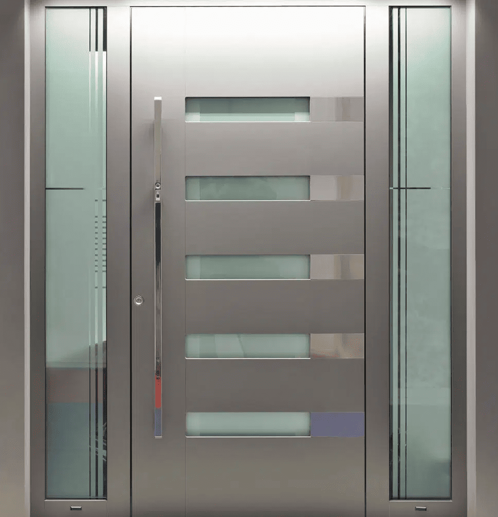 Eine moderne graue Haustür mit horizontalen Milchglasscheiben und einem hohen, vertikalen Metallgriff. Schmale Seitenteile aus Milchglas flankieren die Tür mit dünnen vertikalen Linien für zusätzliches Design.